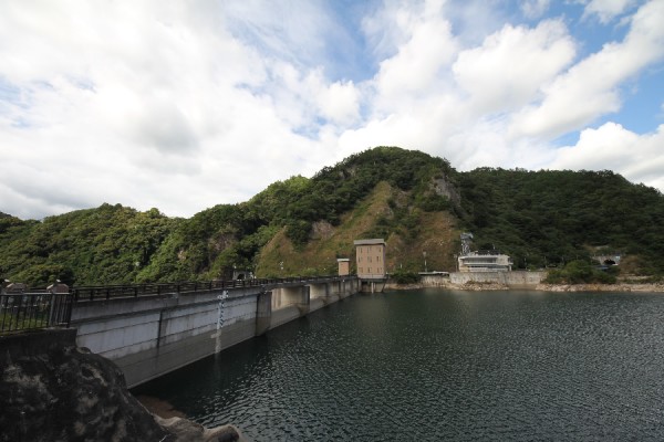 大島ダム（左岸よりダム湖側の堤体を望む）